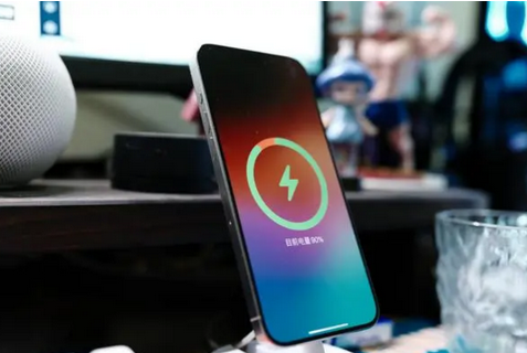 万城镇苹果15换屏服务分享用什么充电器给iPhone15充电更好 